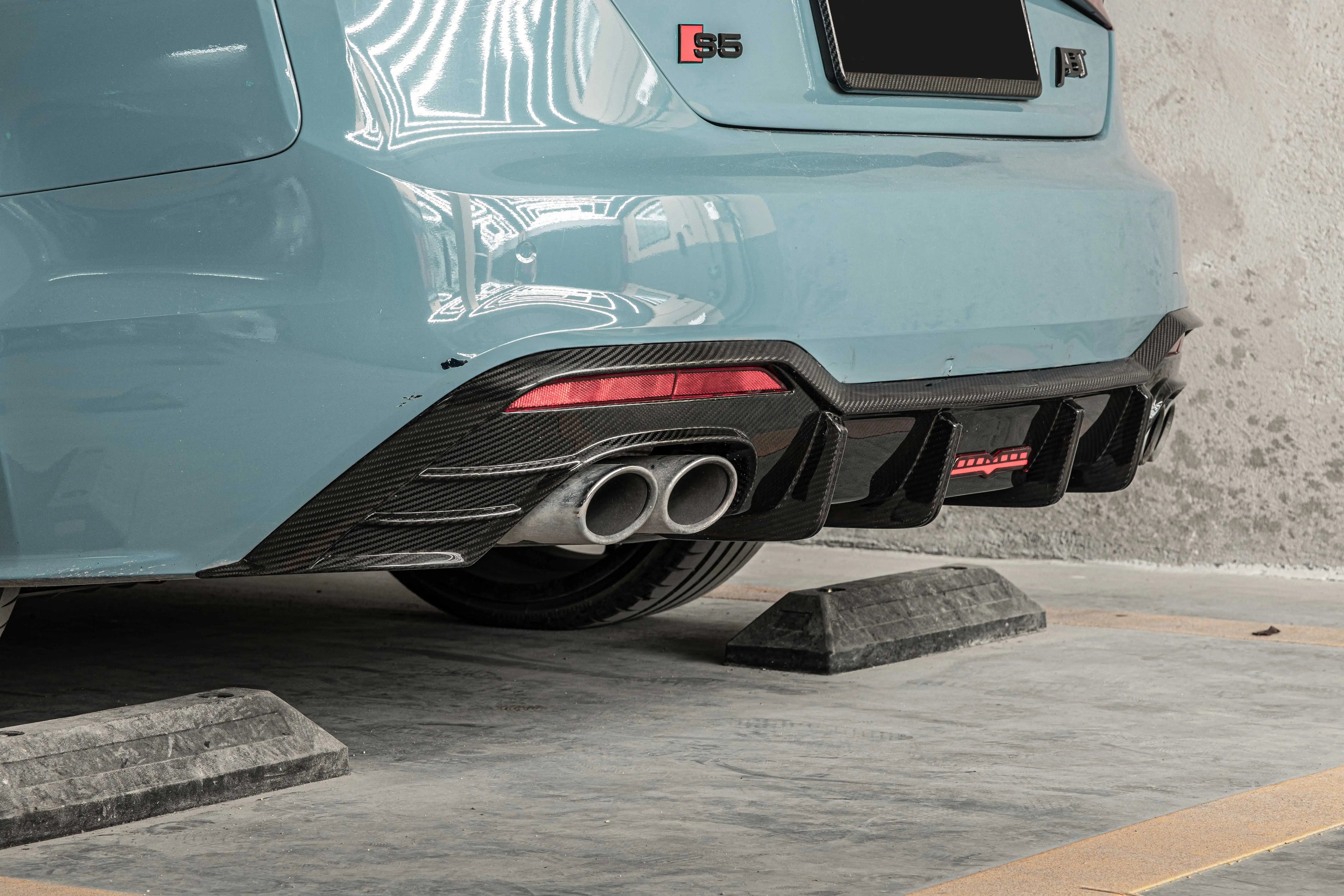 ODM/OEM Dry Carbon Fiber Universal Car Rear Spoilers New Condition Rear Bumper Lip Diffuser for AUDI A5 S5 PA B9.5