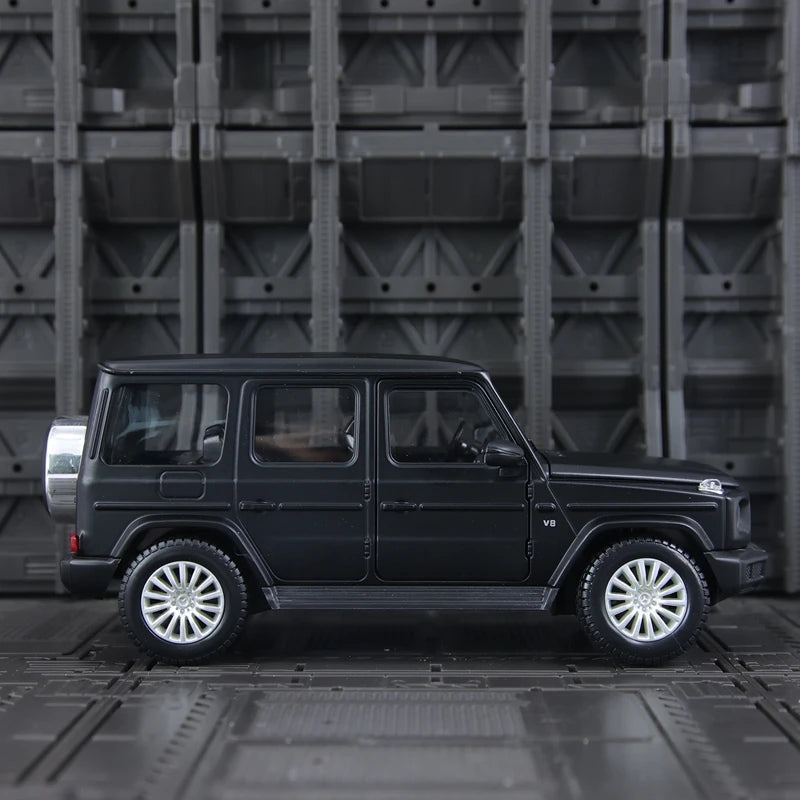Maisto 1:25 Simulated Mercedes Benz G500 alloy car model doors can be opened rich details, fine workmanship, and good quality