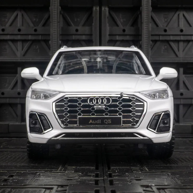 1: 24 simulation Audi Q5 alloy off-road vehicle model, doors and engine hood, trunk can be opened with sound and light gifts