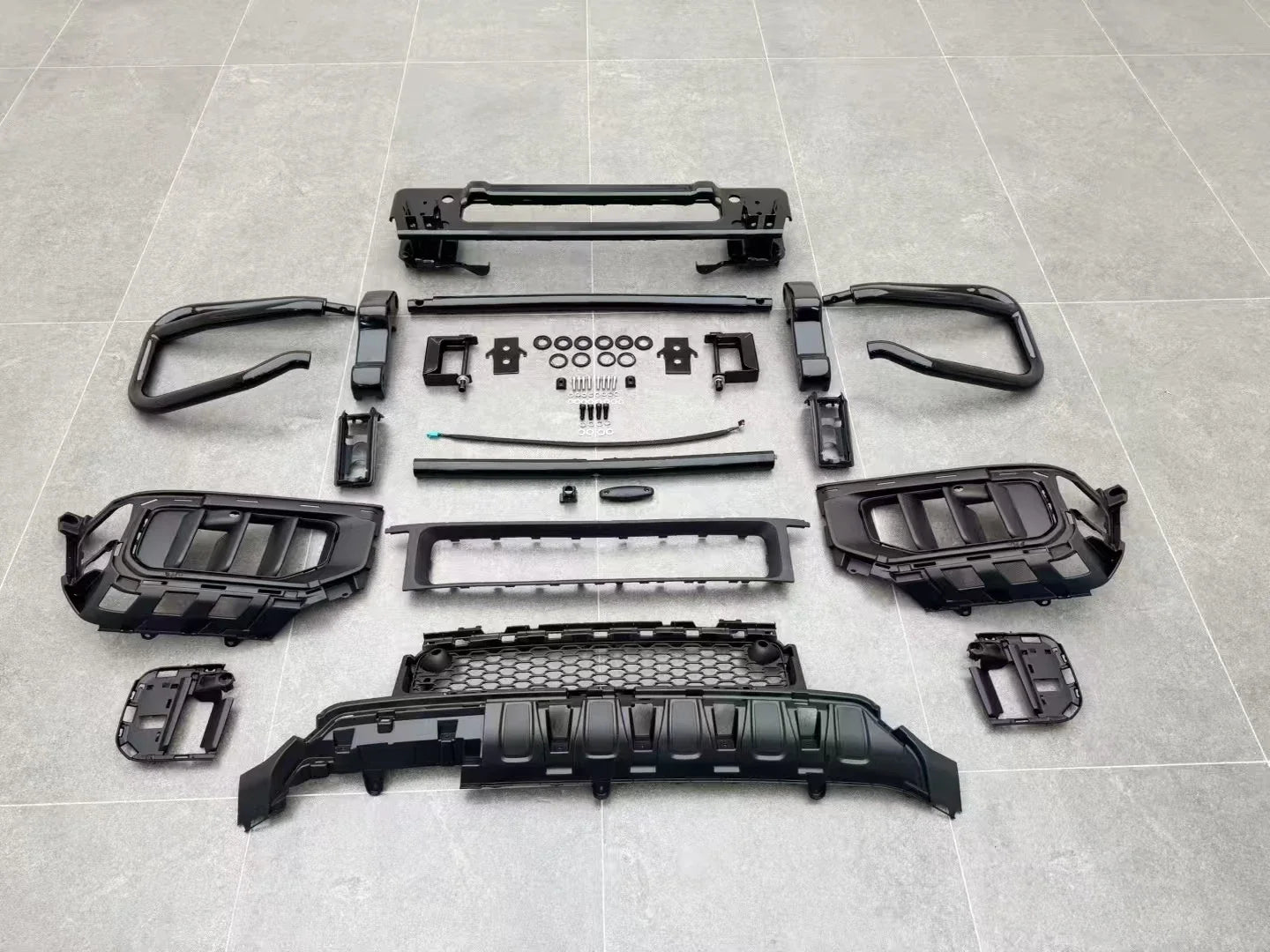 Suitable for  1:1 front shield with  G-Class W465 G63 grille