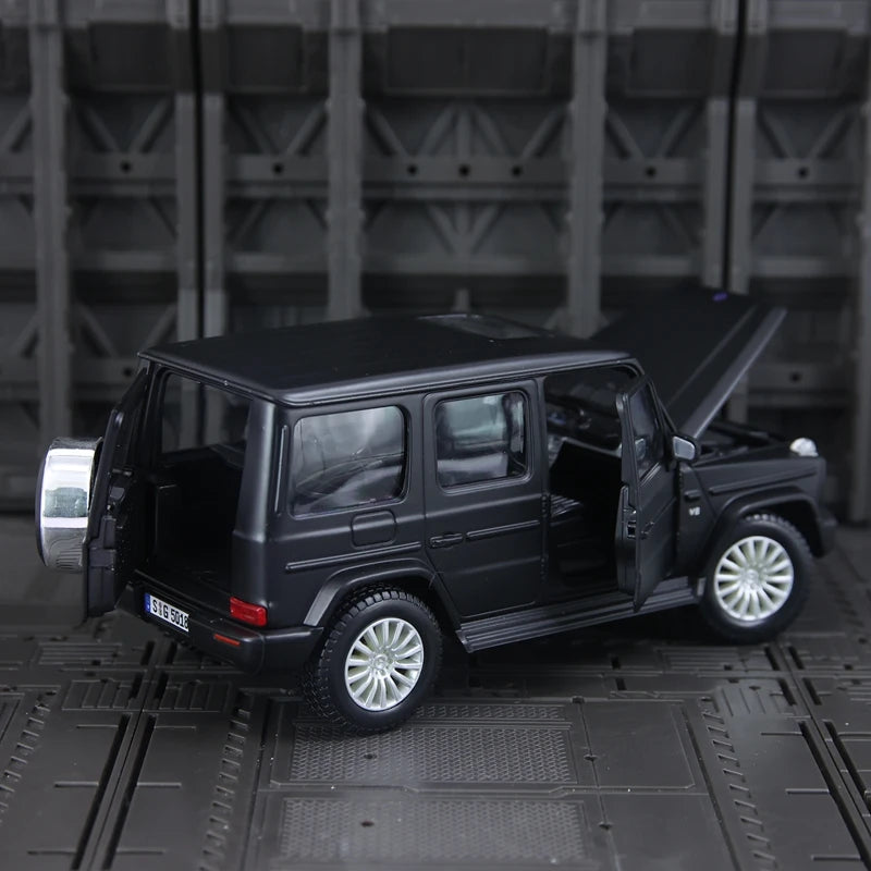 Maisto 1:25 Simulated Mercedes Benz G500 alloy car model doors can be opened rich details, fine workmanship, and good quality