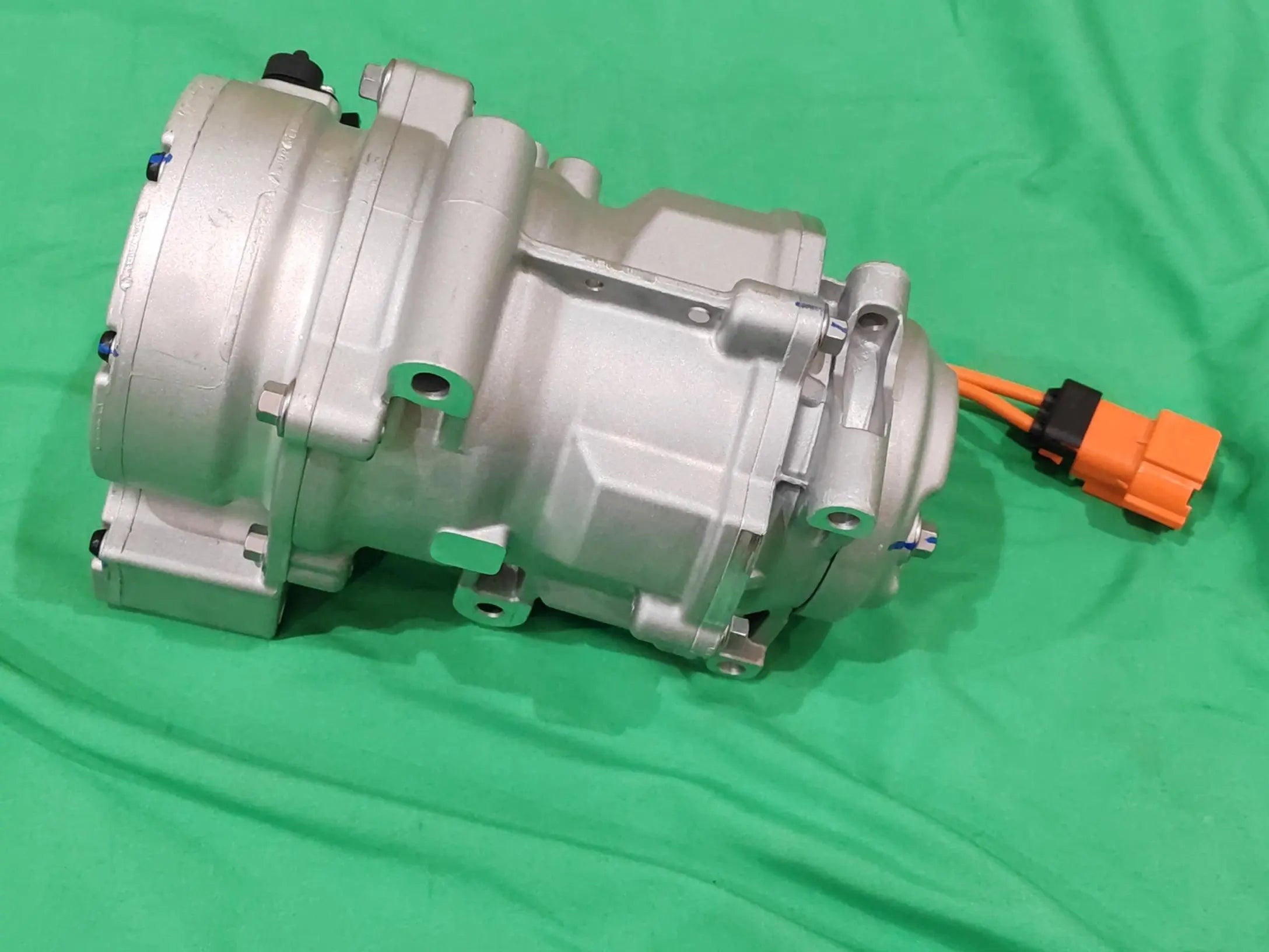 Original OEM Brand New High Voltage Hybrid AC Compressor for BYD Dolphin EM2EKA-8103020 Auto AC Replacement Part